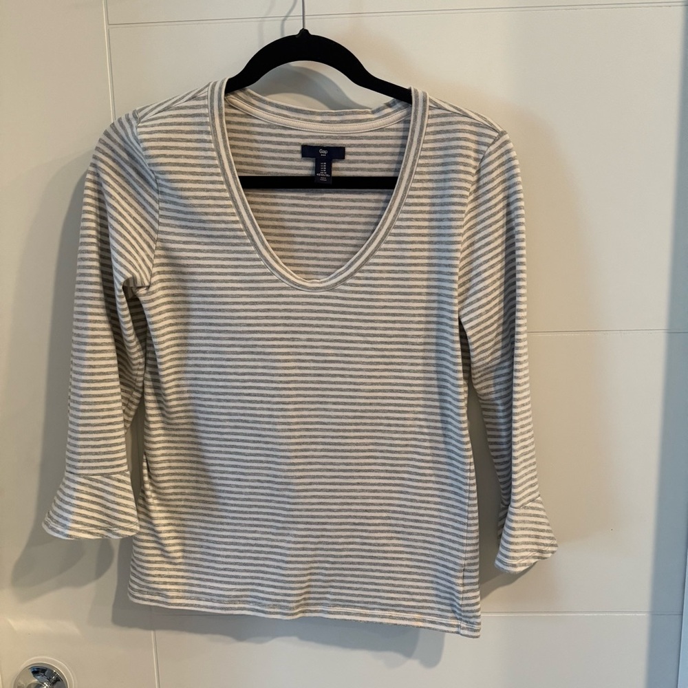 Gap Women’s Grey White Striped Shirt w 3/4 ruffled sleeves Sz M Medium